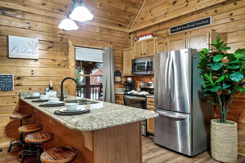 Cabin With New Hot Tub, Near Dollywood .2Bd.2Ba.Sleeps6.Bbq Sevierville Εξωτερικό φωτογραφία