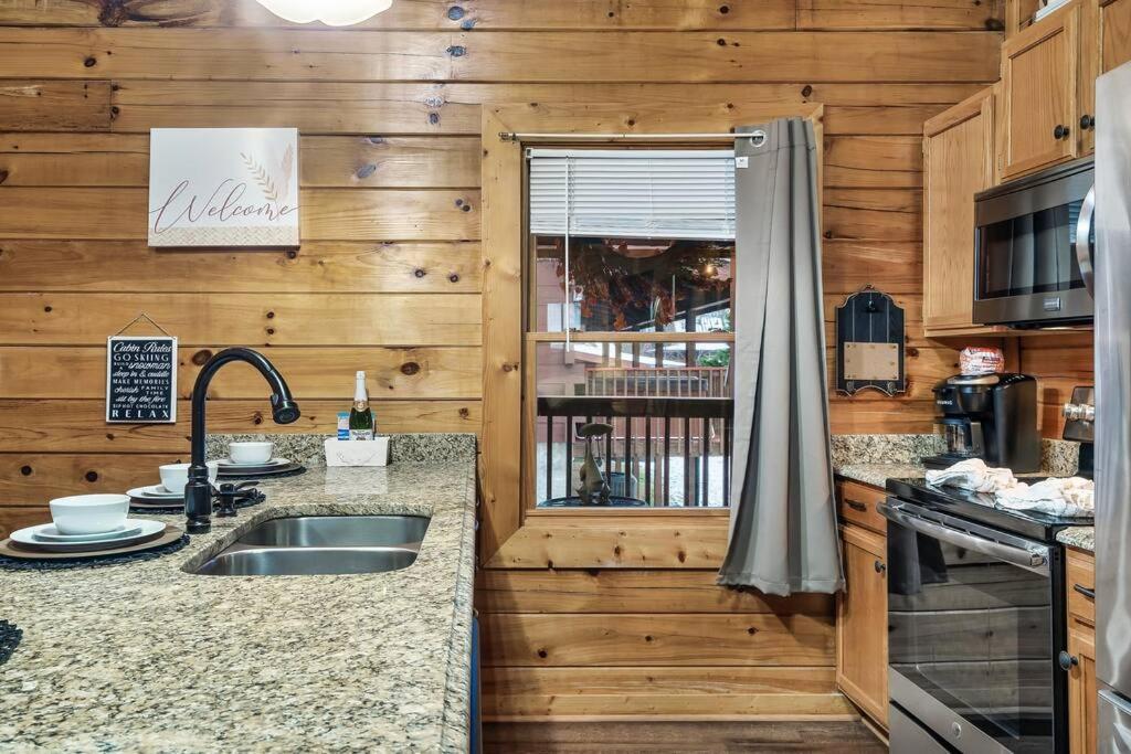 Cabin With New Hot Tub, Near Dollywood .2Bd.2Ba.Sleeps6.Bbq Sevierville Εξωτερικό φωτογραφία