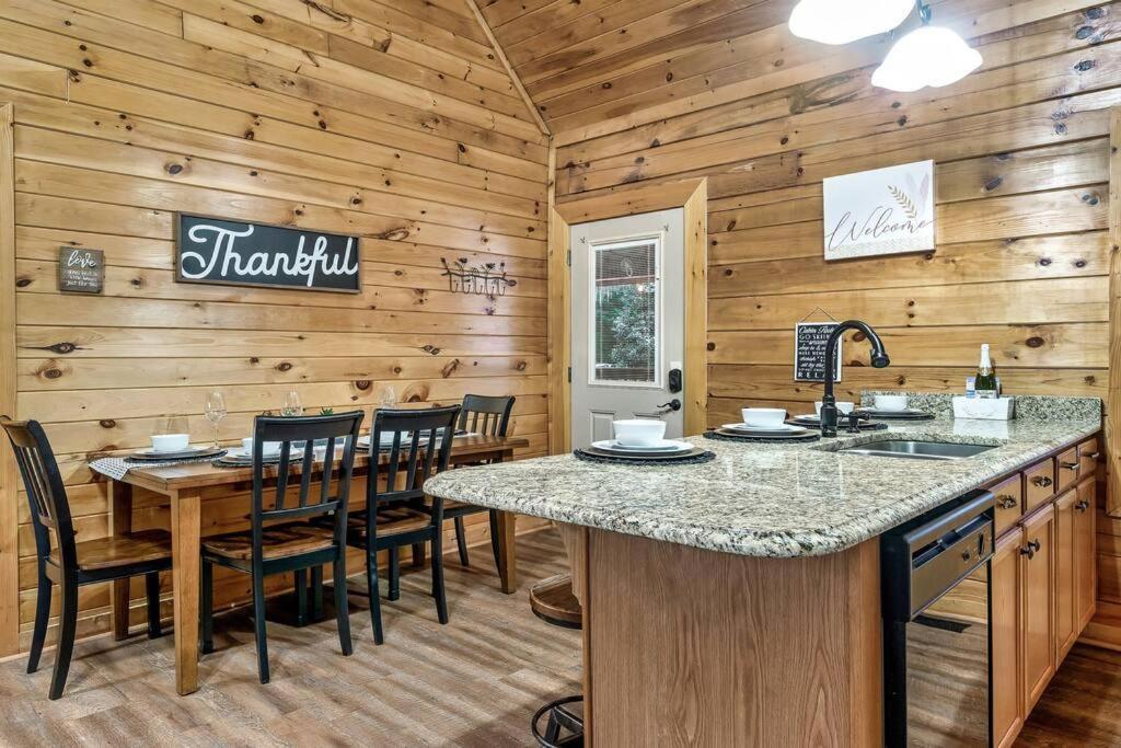 Cabin With New Hot Tub, Near Dollywood .2Bd.2Ba.Sleeps6.Bbq Sevierville Εξωτερικό φωτογραφία