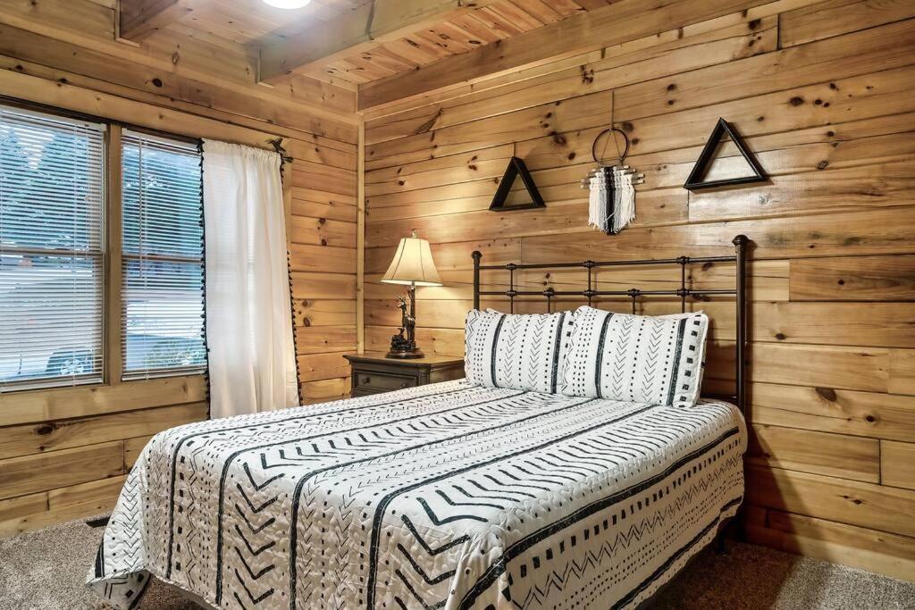 Cabin With New Hot Tub, Near Dollywood .2Bd.2Ba.Sleeps6.Bbq Sevierville Εξωτερικό φωτογραφία