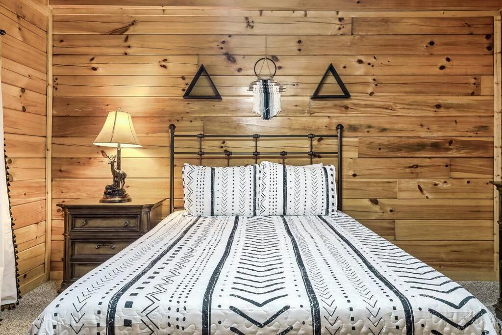 Cabin With New Hot Tub, Near Dollywood .2Bd.2Ba.Sleeps6.Bbq Sevierville Εξωτερικό φωτογραφία
